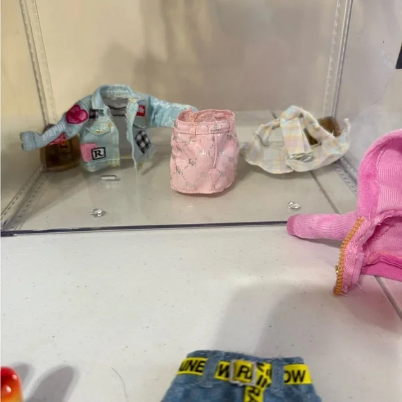 Rainbow High Deluxe Fashion Closet Playset with Doll, Clothes, Shoes and More! - Picture 8 of 12